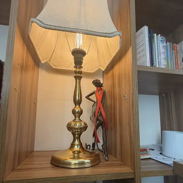 Lampa przy regale